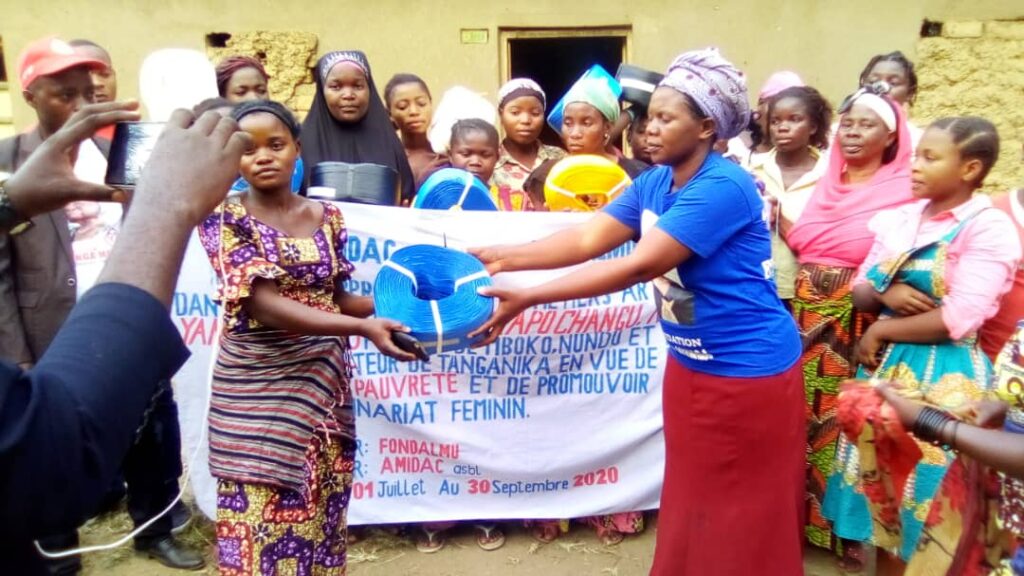 Cérémonie de remise de matériel de couture aux femmes lors du projet AMIDAC asbl et FONDALMU pour l'entrepreneuriat féminin.